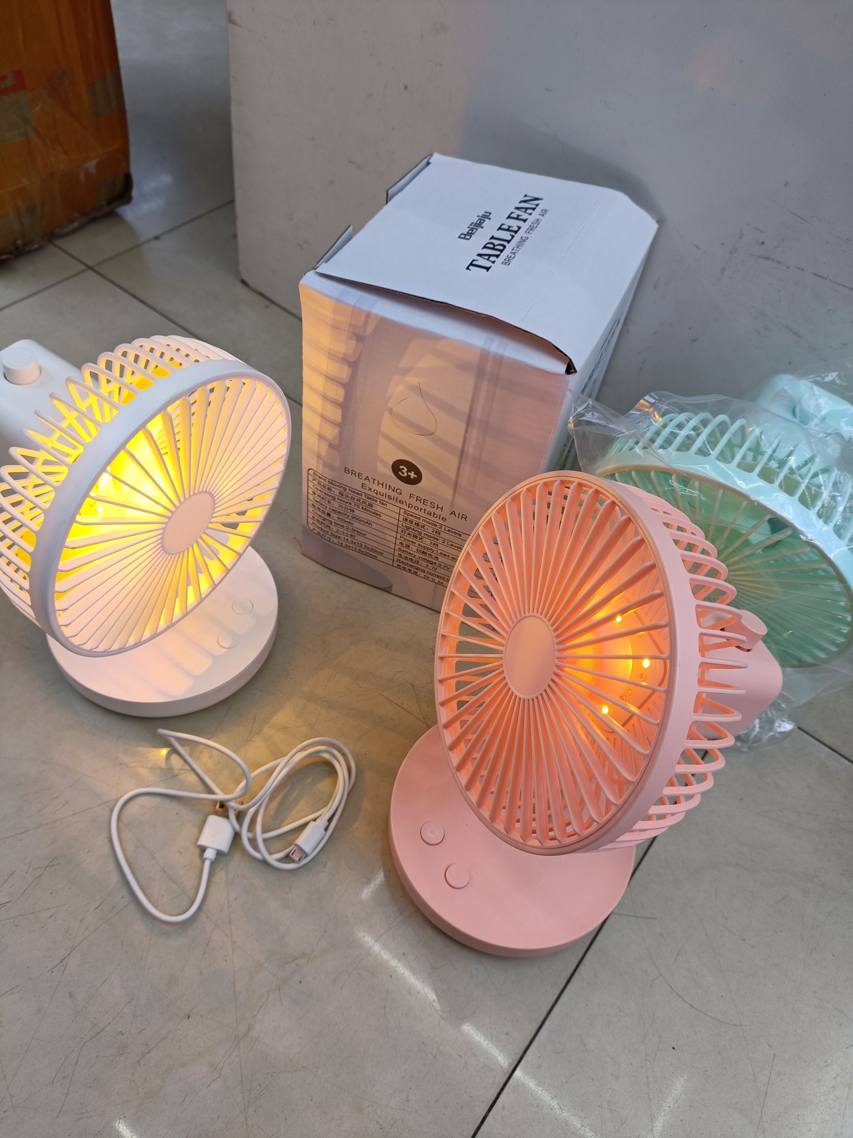 Shaking head with lamp table fan two-speed wind speed adjustment Specification drawing
