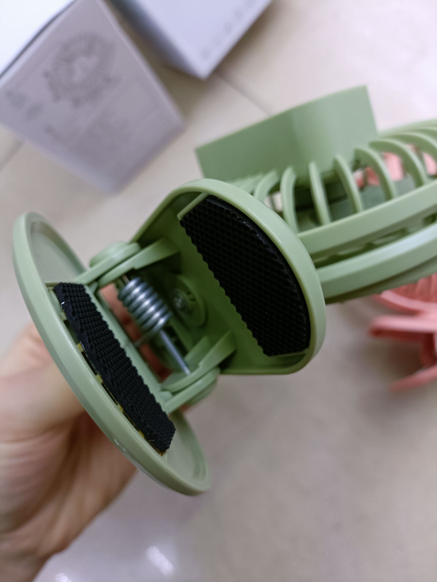360 rotating fan clip LED light with word flash three speed wind speed adjustment Specification drawing