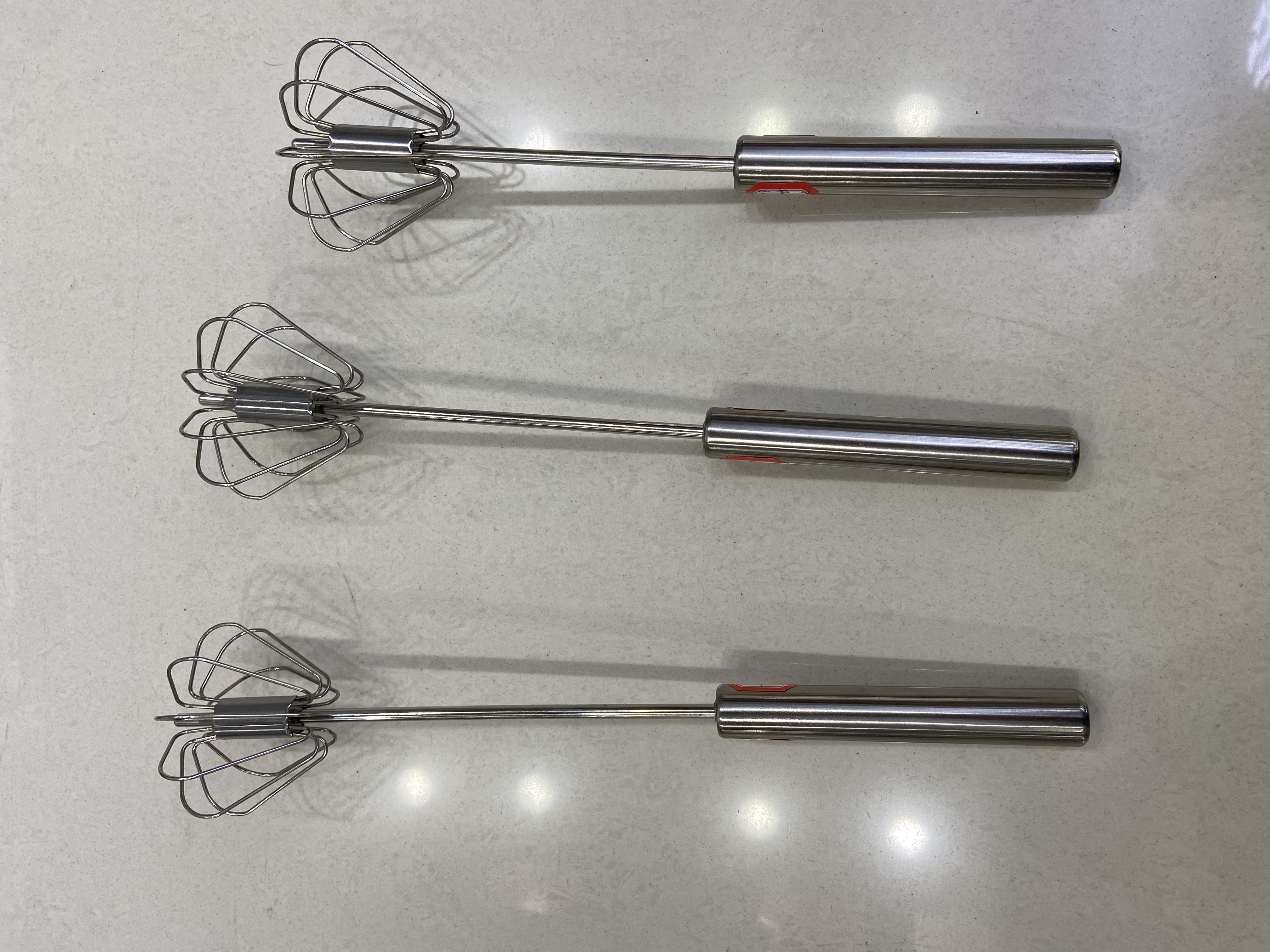 Small semi-automatic whisk