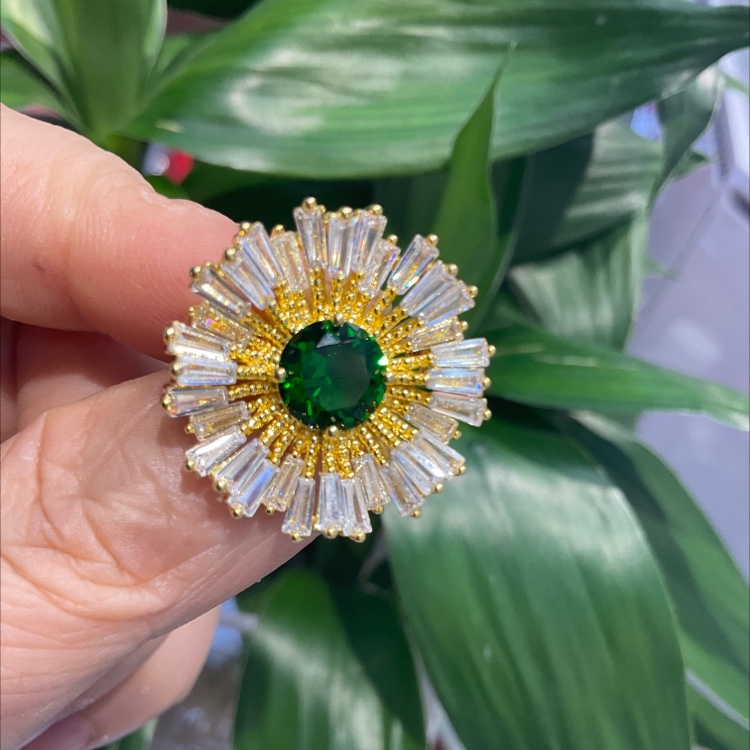 Exquisite high-grade micro-studded zirconium sunflower small button needle dress anti-slip brooch suit decorative pin full figure