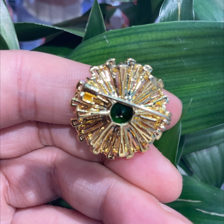 Exquisite high-grade micro-studded zirconium sunflower small button needle dress anti-slip brooch suit decorative pin Application Scenario