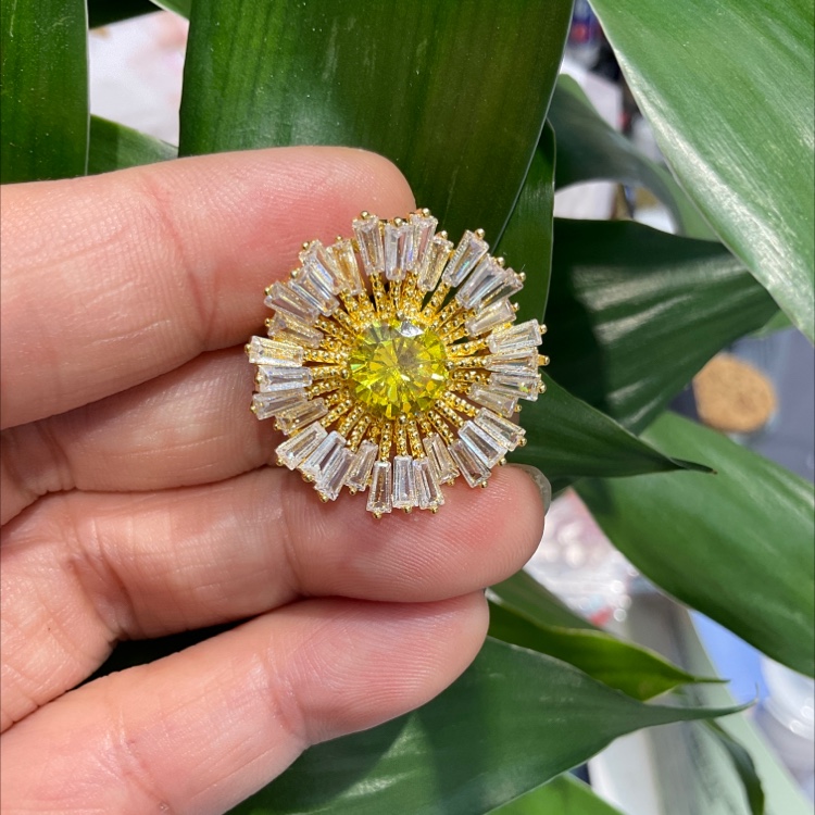 Exquisite high-grade micro-studded zirconium with lovely sunflower small button needle dress anti-exposure fixed clothing brooch suit decorative pin full figure