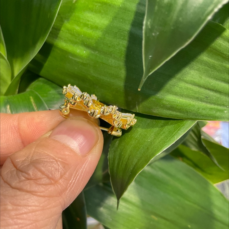 Exquisite high-grade micro-studded zirconium with lovely sunflower small button needle dress anti-exposure fixed clothing brooch suit decorative pin Specification drawing