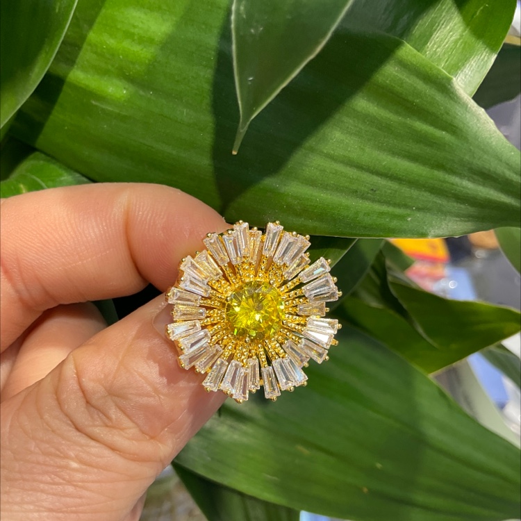 Exquisite high-grade micro-studded zirconium with lovely sunflower small button needle dress anti-exposure fixed clothing brooch suit decorative pin details Picture