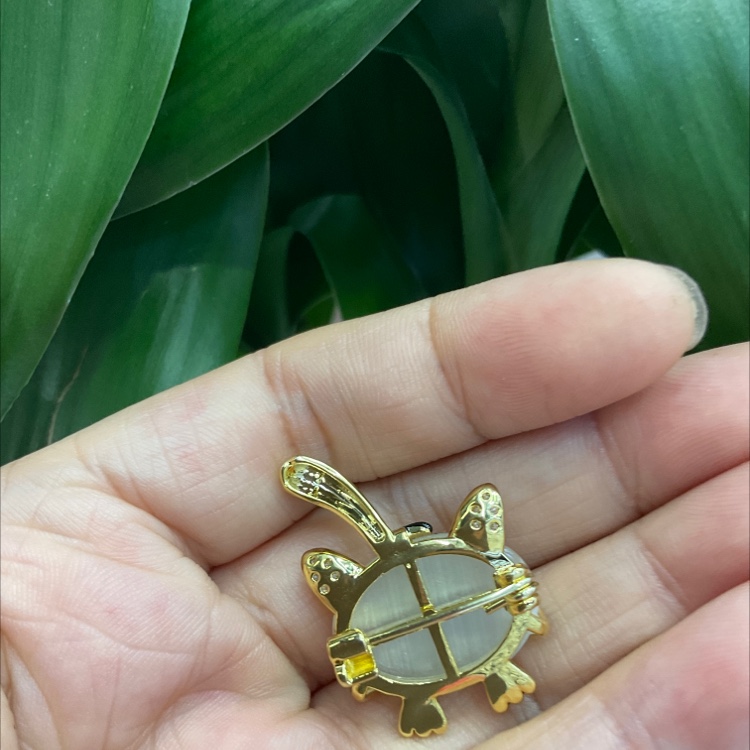 Cute micro-inset zircon cat's eye Tiger Brooch stylish personality pin collar pin anti-slip buckle cardigan bag clothing accessories Application Scenario