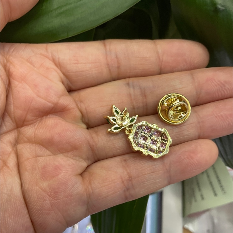 Cute sweet little Pineapple Brooch Hipster personality Pin Buckle small fresh collar pin dress chest Application Scenario