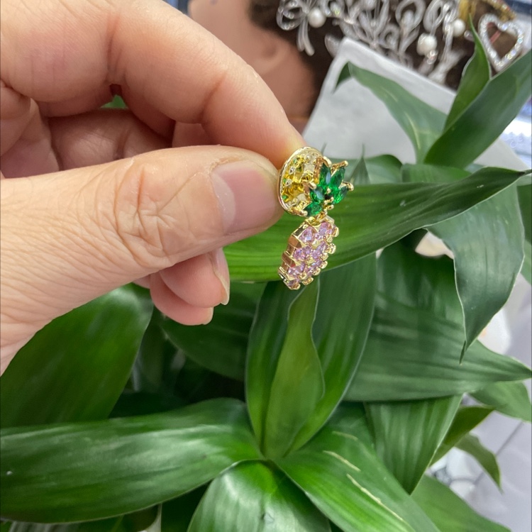Cute sweet little Pineapple Brooch Hipster personality Pin Buckle small fresh collar pin dress chest details Picture