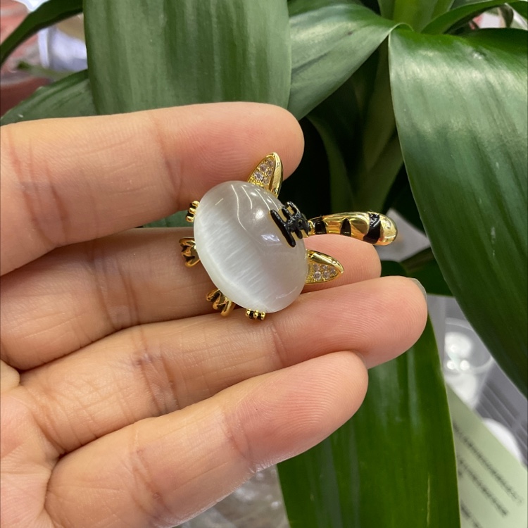 Cute micro-inset zircon cat's eye Tiger Brooch stylish personality pin collar pin anti-slip buckle cardigan bag clothing accessories details Picture