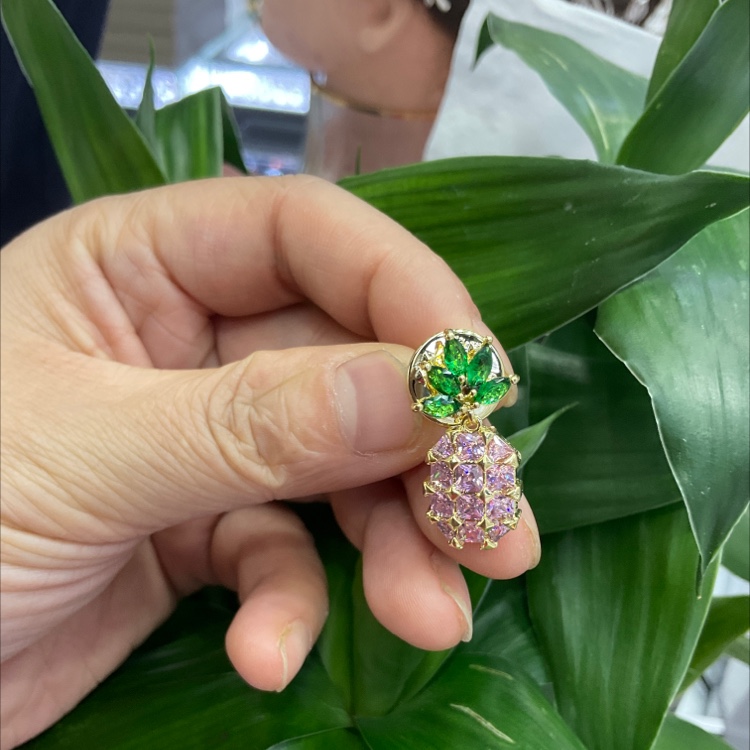 Cute sweet little Pineapple Brooch Hipster personality Pin Buckle small fresh collar pin dress chest full figure