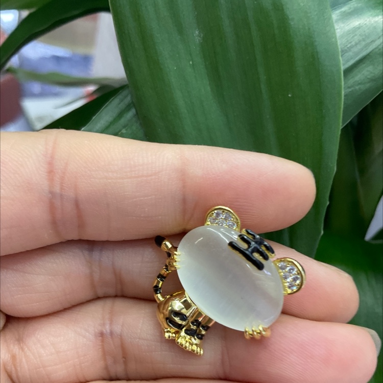 High-grade micro Zircon Tiger Brooch Hipster personality pin collar pin anti-slip buckle bag accessories details Picture