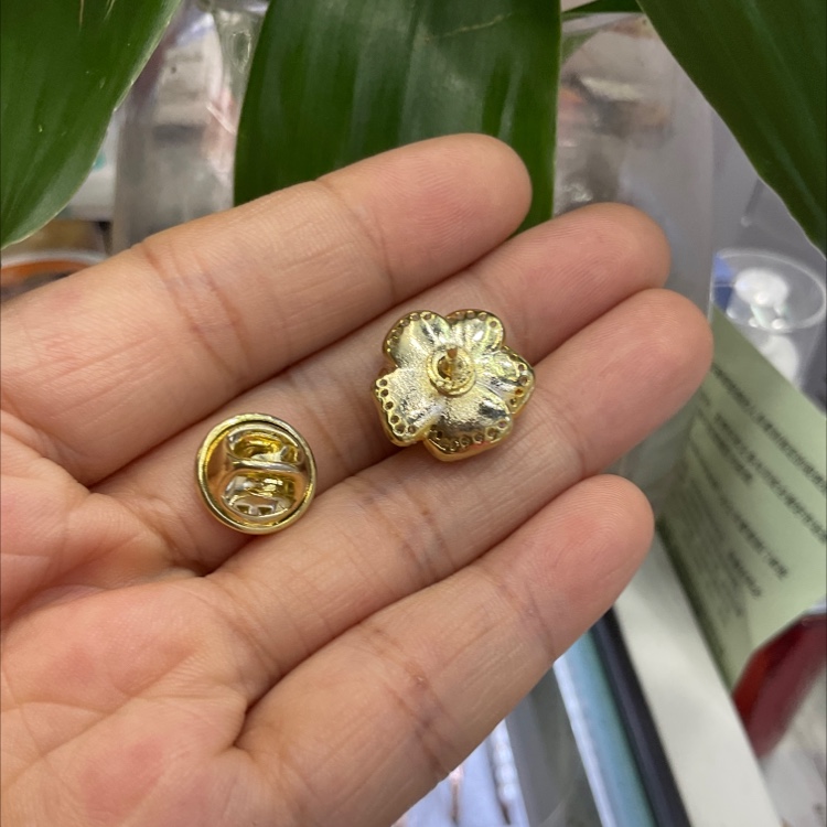 Retro light luxury micro-inset zircon red rose flower small pin collar pin temperament simple all-matching anti-slip buckle Application Scenario