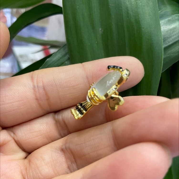 High-grade micro Zircon Tiger Brooch Hipster personality pin collar pin anti-slip buckle bag accessories Specification drawing