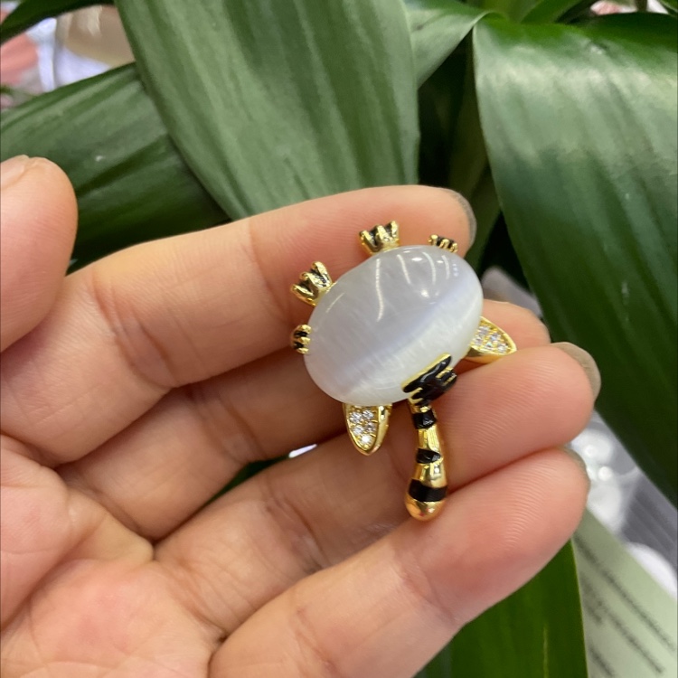 Cute micro-inset zircon cat's eye Tiger Brooch stylish personality pin collar pin anti-slip buckle cardigan bag clothing accessories Specification drawing