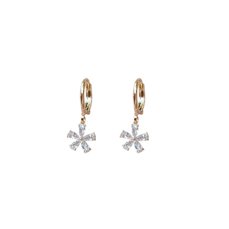 The sparkling and ethereal floral light luxury design of the perfect, fashionable and individual ear rings detail image 2