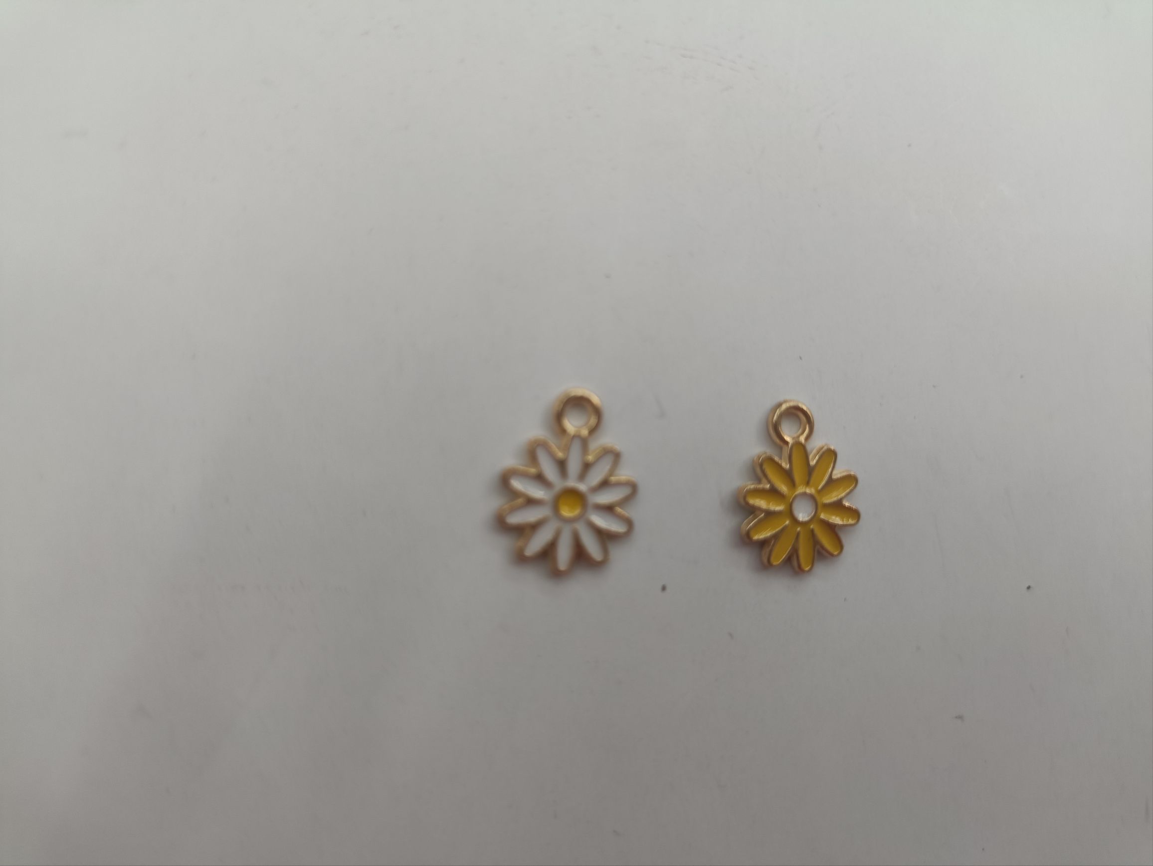 Drip Oil Flower Series Large Daisy Pendant Accessories Application Scenario