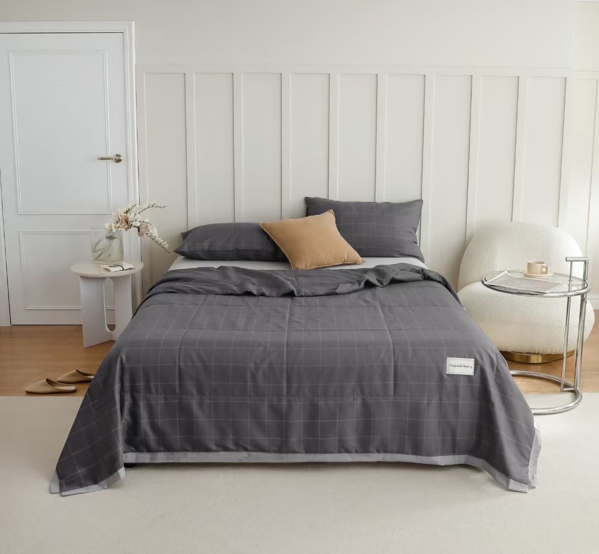 Antibacterial Silk Grid Washed Summer Quilt With Air Conditioning Application Scenario