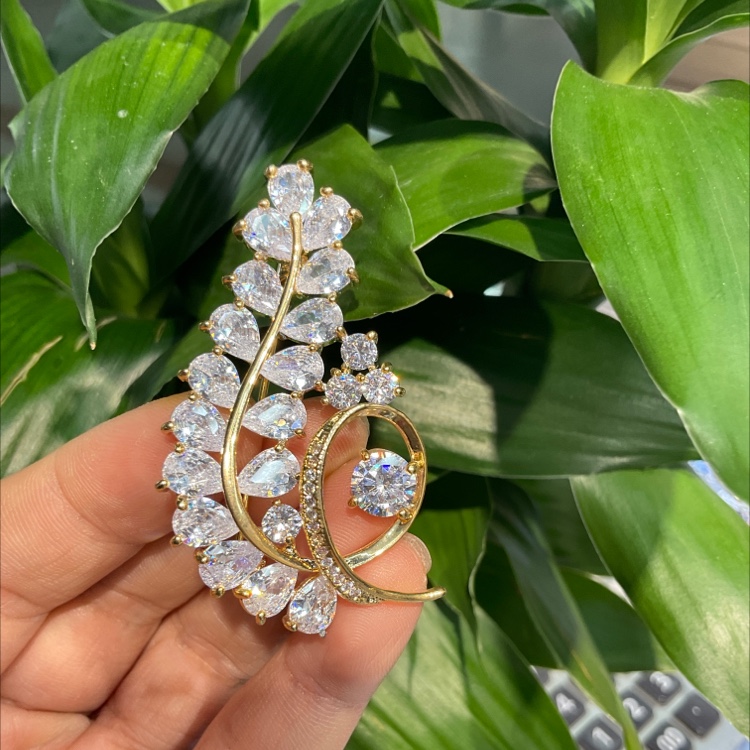 Super Sparkly Brooch Micro Inlaid Zircon Gingko Corsage Delicate Suit pin Cardigan Coat accessories Everything lapel pin