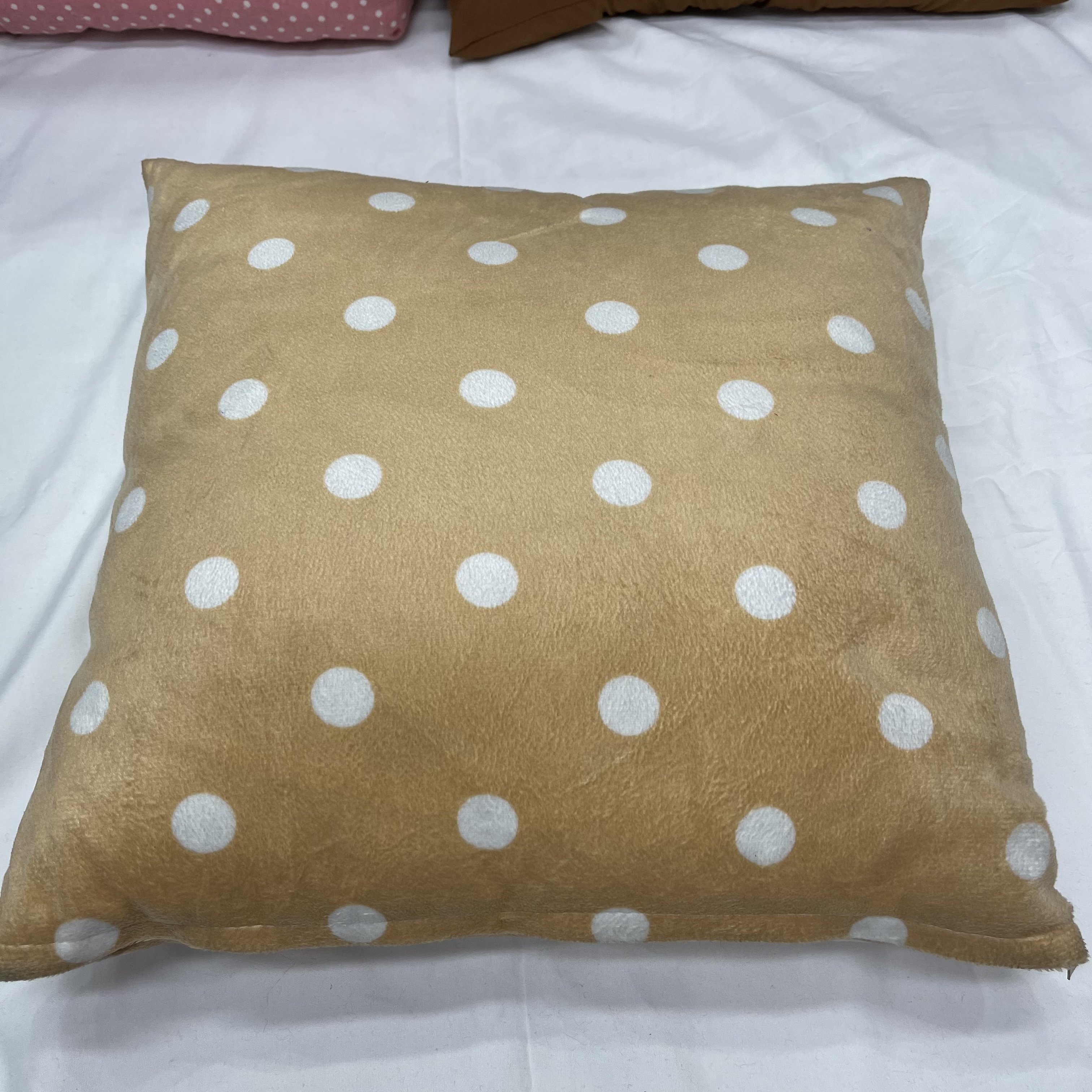 New Explosive Manufacturers Direct Sales Polka Dot Short Velvet Car Pillow Home Bed Sofa Tatami Cushion Ultra Soft Pillow Case Plus Pillow Core Application Scenario