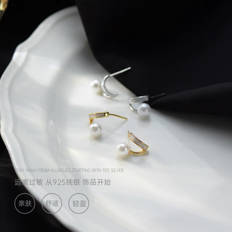 4 Boutique freshwater pearl earrings women's simple and generous commuter mini natural pearls