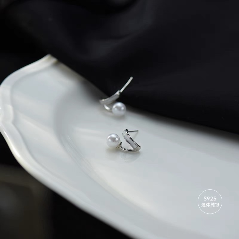 2 Boutique freshwater pearl earrings women's simple and generous commuter mini natural pearls