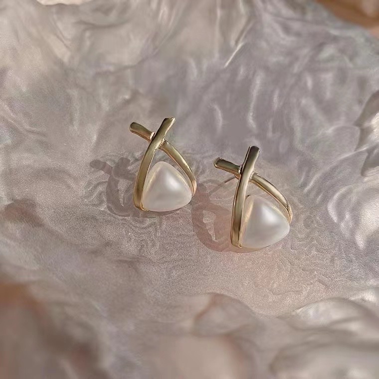 Korean fashion casual pearl classic all-in-one stud earrings