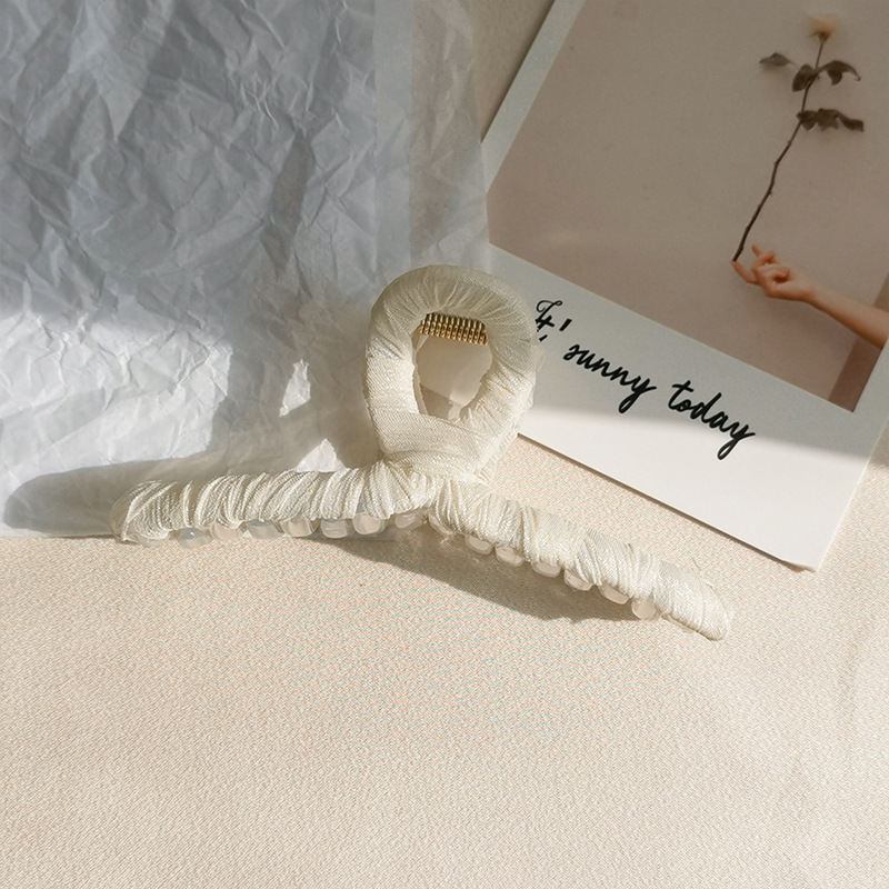 Korean Style Simple Sweet Solid Color Cloth Clip Large Back Head Hair Shark Clip Early Summer Fresh Girl Hair Accessories Application Scenario