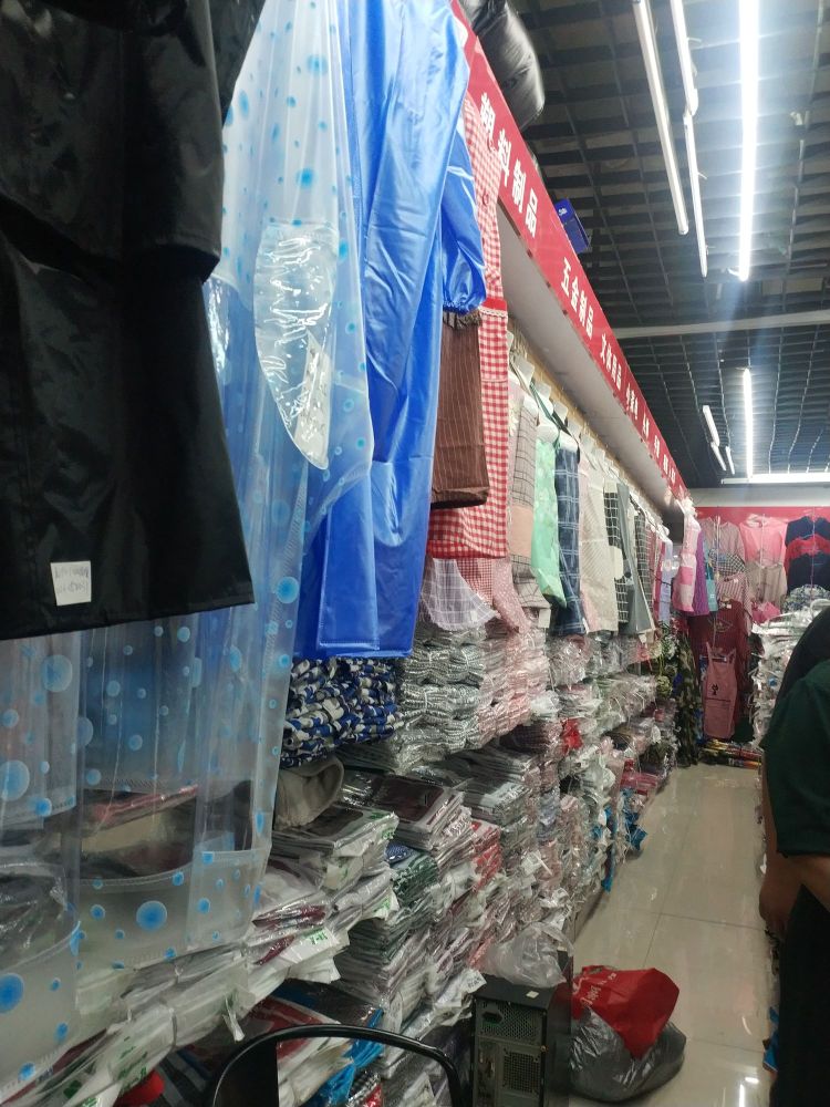 Liu Huan arranges the goods describe pic - 1