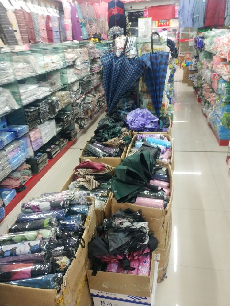 Liu Huan arranges the goods describe pic - 3