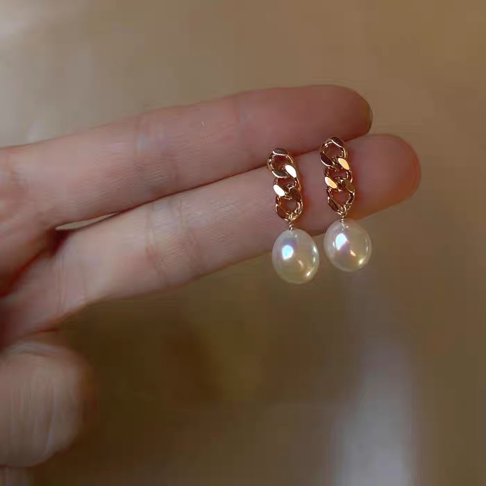 Beautiful girl who wants to wear pearl earrings and chain studs every day