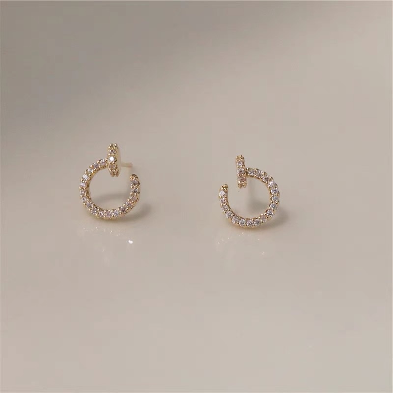 Simple and compact ~ Versatile stud earrings for everyday wear