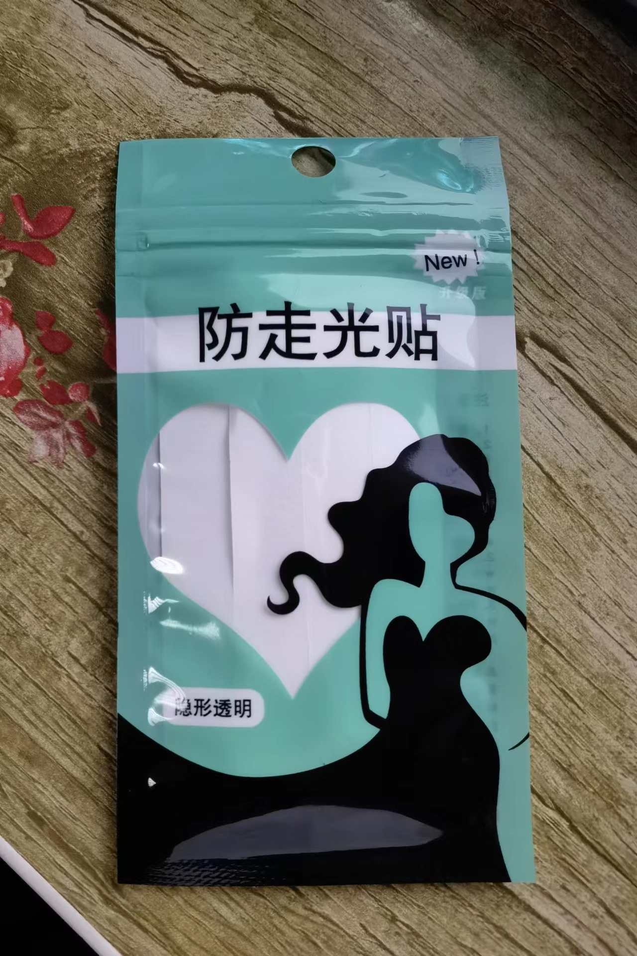 Low-Cut Anti-Slip Sticker Neckline Non-Trace Sticker Top Skirt Invisible Non-Slip Sticker Application Scenario