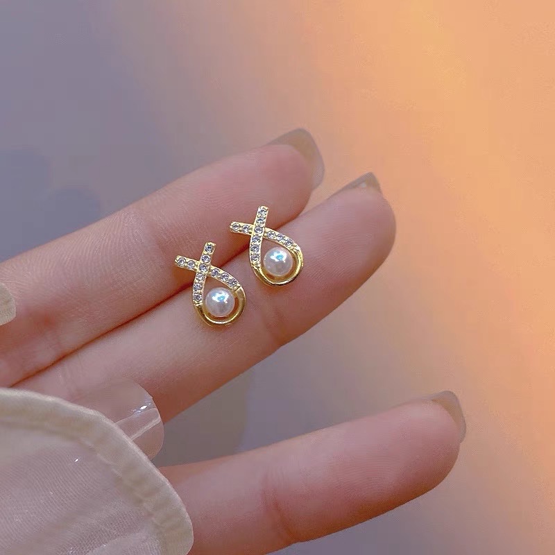 Shark people cry beads ~ Pearl fishtail cross earrings Korean temperament stud earrings niche design high sense earrings