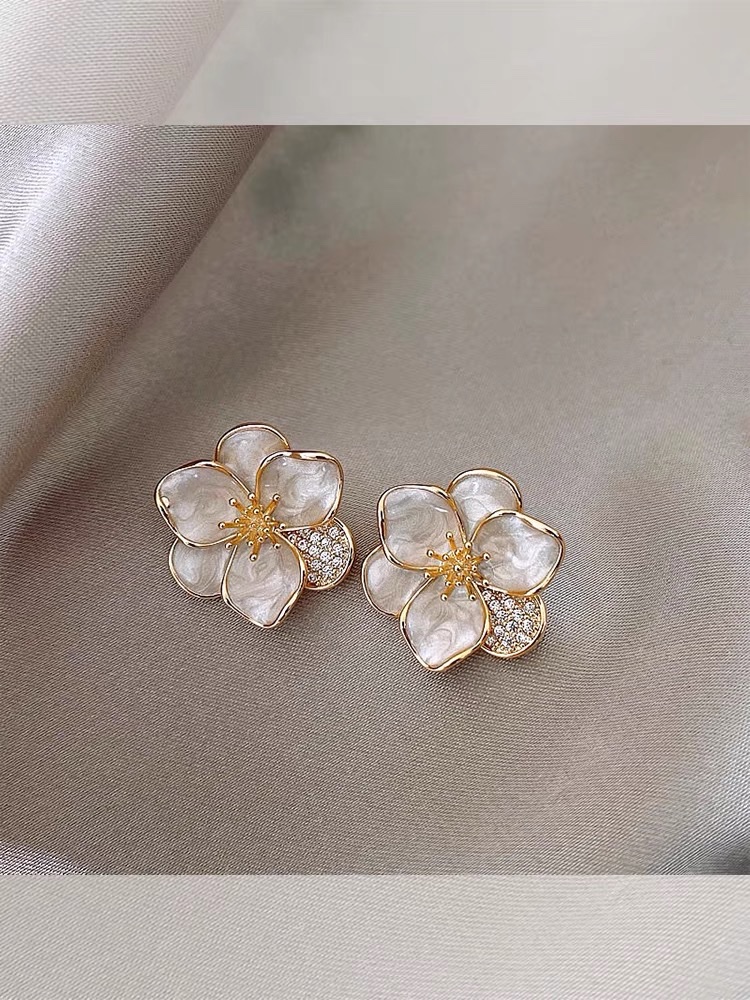 Petal earrings New fashion niche design earrings for women studs