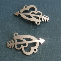 Stainless steel cut bracelet pendant hollow one arrow through the heart pendant Titanium steel necklace Heart to heart tag DIY small accessories