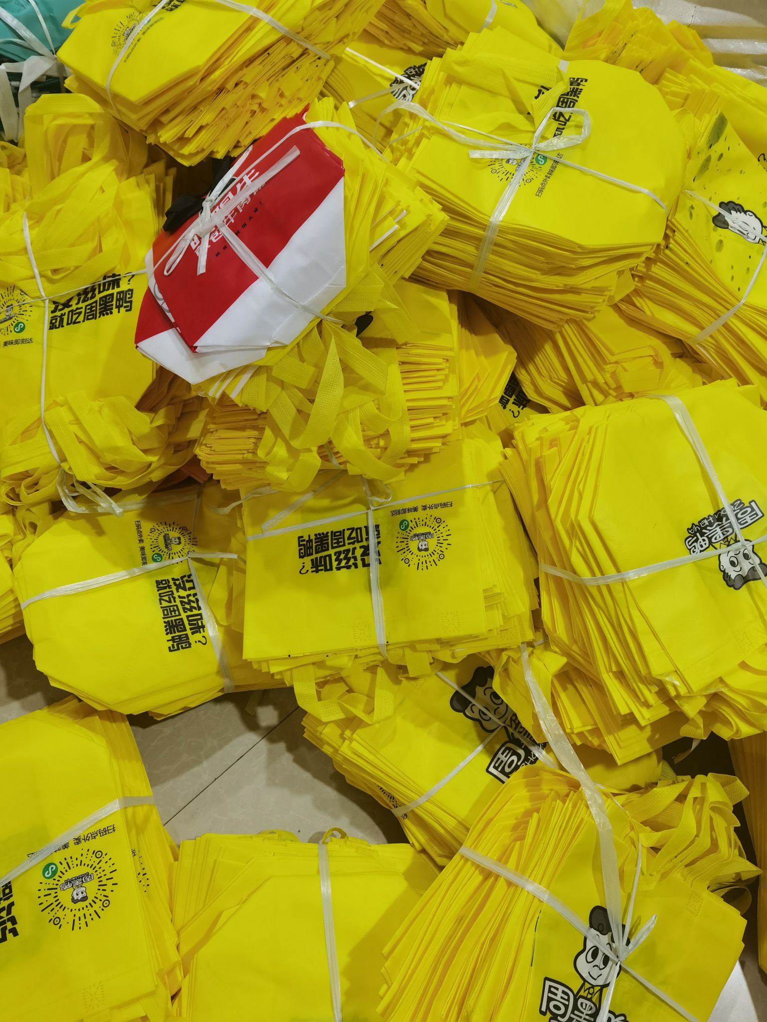 Non-woven fabric shopping bags, advertising bags with environmentally friendly printing, PP woven bags, supermarket shopping bags details Picture