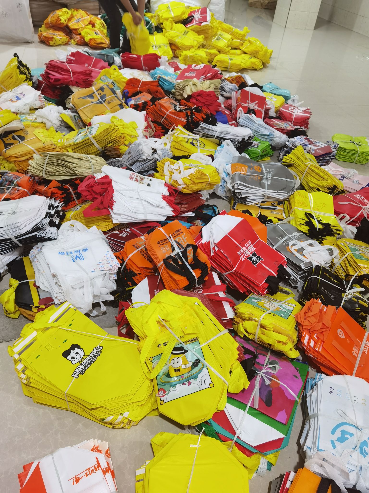 The printing of non-woven fabric shopping bags and advertising bags is environmentally friendly details Picture
