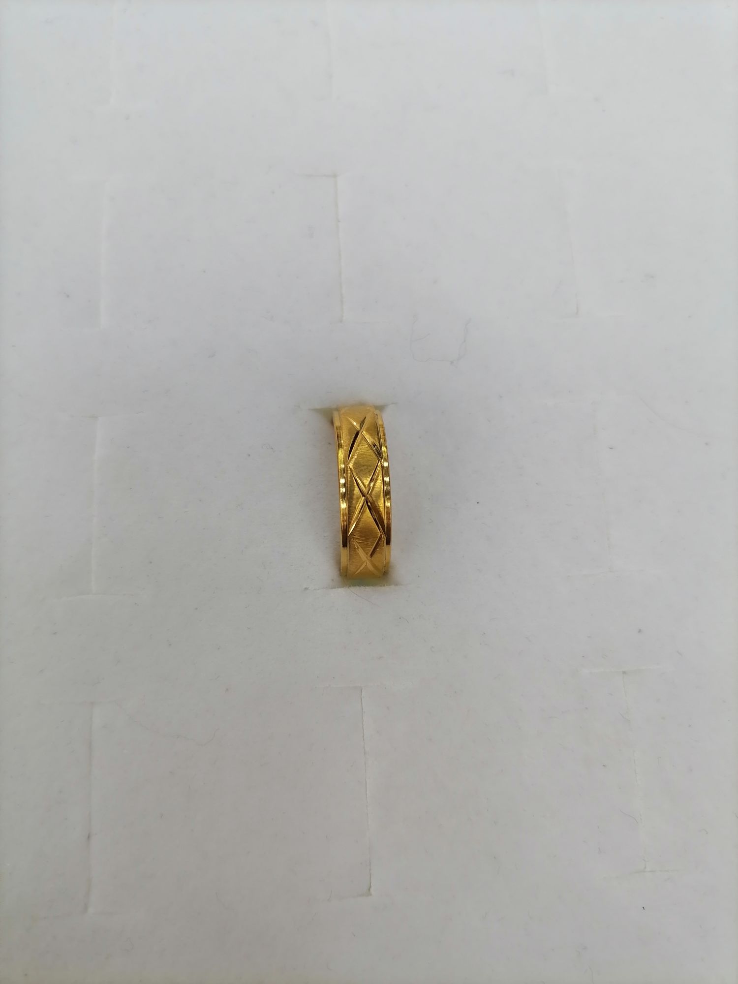 Titanium steel gold semi-ground print crosses the outer layer of the ring