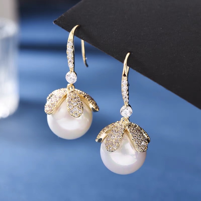 Temperament fashion belly pearl earrings delicate fashion simple earrings accessories