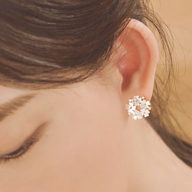 Stud earrings Fresh three-dimensional female shell petal earrings Simple temperament flowers generous new earrings thumbnail