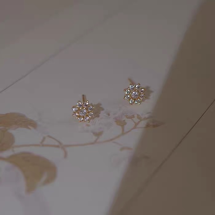 Studded with small crushed zirconium diamonds full of diamonds inlaid with small light luxury flower earrings