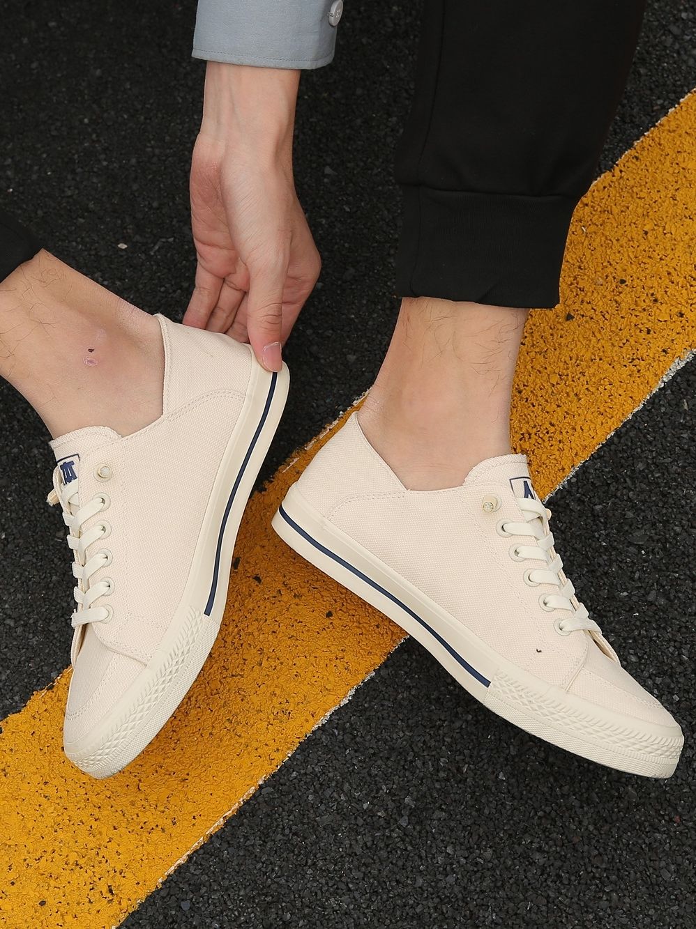 Men's shoes canvas shoes men lace-free low top two wear men's casual shoes 2022 new board shoes details Picture