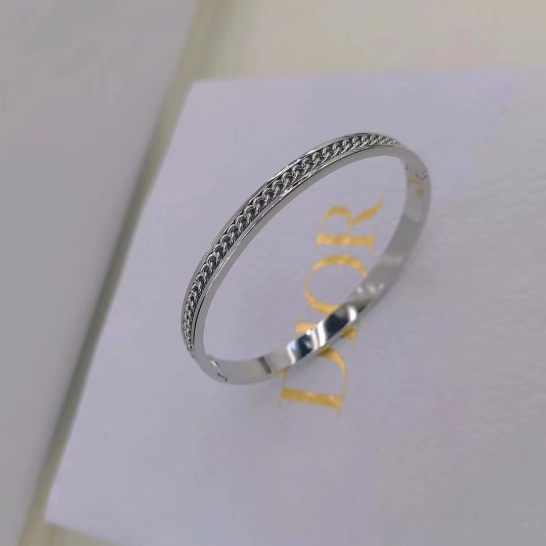 This bracelet exudes a light luxury and high-end vibe. It is made of titanium steel, a niche product that does not fade, and features an exquisite, ins fashion design. The gold bracelet is simple and elegant for girls Item Picture