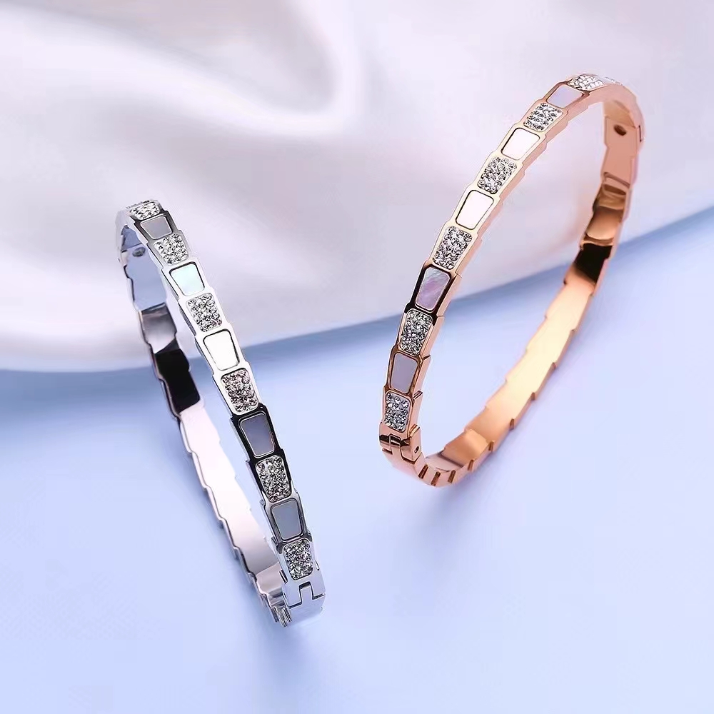 This bracelet exudes a light luxury and high-end vibe. It is made of titanium steel, a niche product that does not fade, and features an exquisite, ins fashion design. The gold bracelet is simple and elegant for girls Specification image