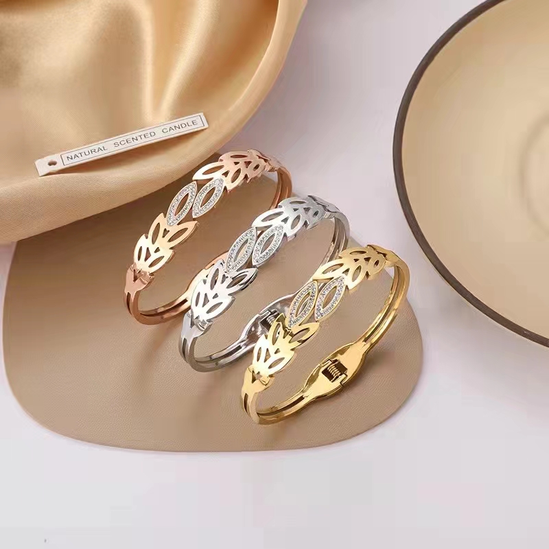 A popular, fashionable, simple and individual titanium steel full diamond bracelet for women on Instagram, with a cold style and a niche design. It's a trendy food ring in silver Item Picture