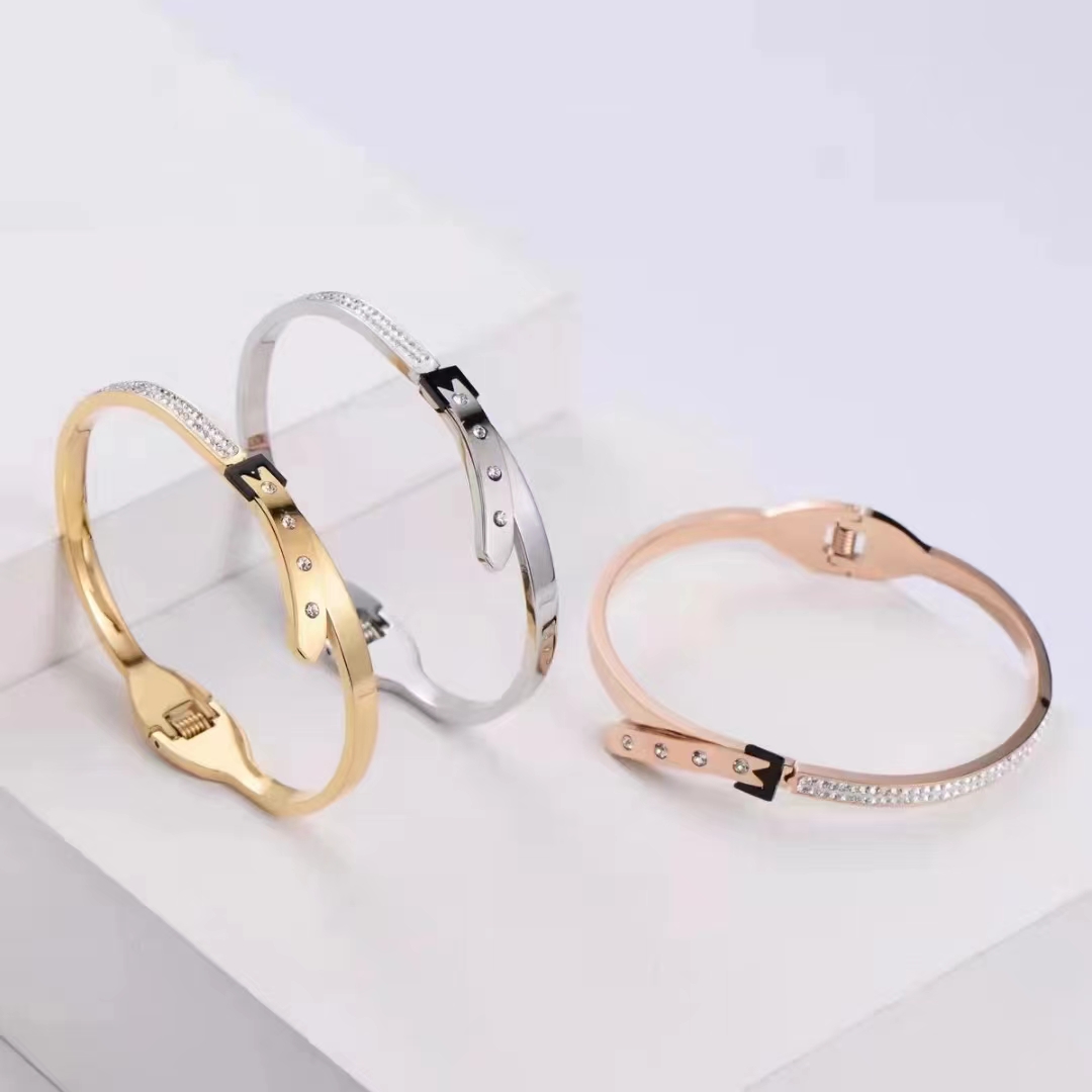 A popular, fashionable, simple and individual titanium steel full diamond bracelet for women on Instagram, with a cold style and a niche design. It's a trendy food ring in silver Application Scenario