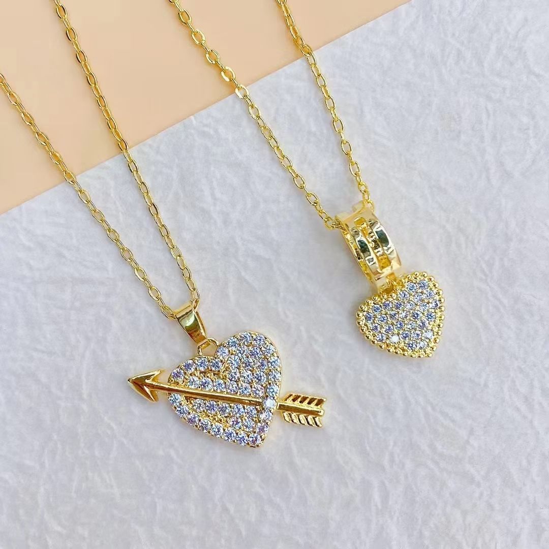 The 2022 new Moissanite necklace, female collarbone chain, bear pendant, exquisite and niche, is a fashionable gift for couples and best friends detail image 5