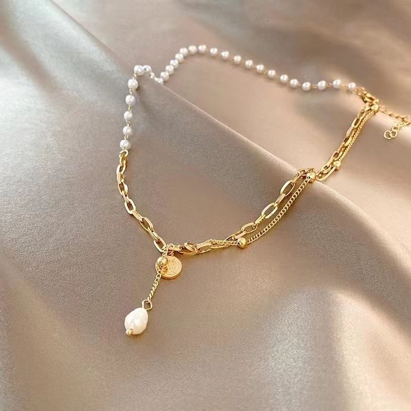 The Mobius strip bracelet is a light luxury, niche, high-end design and exquisite gift for your girlfriend Item Picture