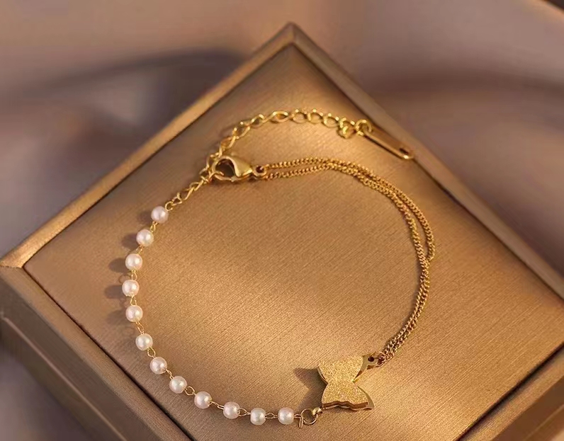 The Mobius strip bracelet is a light luxury, niche, high-end design and exquisite gift for your girlfriend Application Scenario