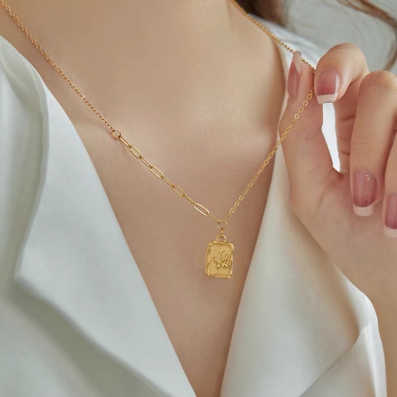2022 new high-grade French retro square relief butterfly necklace female collarbone chain choker does not fade thumbnail