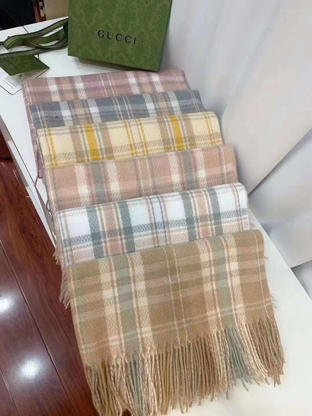 A New Fashion Bombshell Yarn-Dyed Plaid Scarf Is On Sale Application Scenario